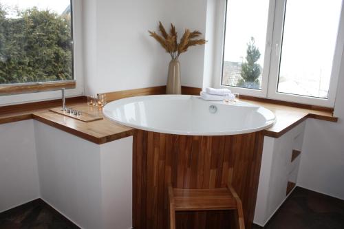 Vannas istaba, Haus mit Seeblick, Sauna & Grill-Lounge in Hohen Viecheln