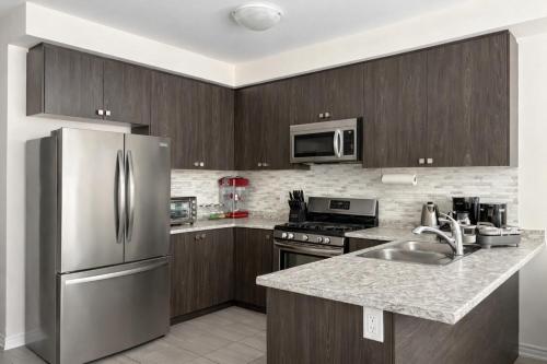 Létesítmények, Cozy Modern 2 Bedroom Smart Townhome in Innisfil with Free Parking, Full Kitchen and Laundry - Steps in Innisfil (ON)