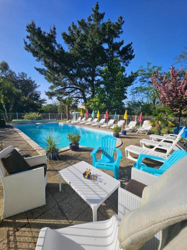 Swimming pool, Le Manoir Lacustre in Queyrac