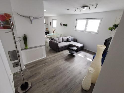 Gemütliche und helle Souterrainwohnung, 50 qm (Gemutliche und helle Souterrainwohnung, 50 qm) in Hohenlinden