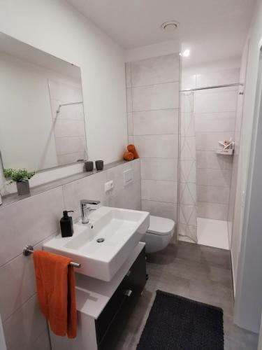 Gemütliche und helle Souterrainwohnung, 50 qm (Gemutliche und helle Souterrainwohnung, 50 qm) in Hohenlinden