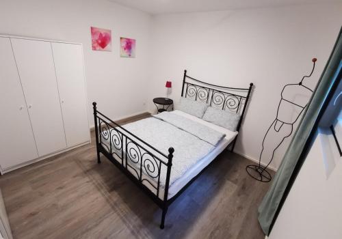 Gemütliche und helle Souterrainwohnung, 50 qm (Gemutliche und helle Souterrainwohnung, 50 qm) in Hohenlinden