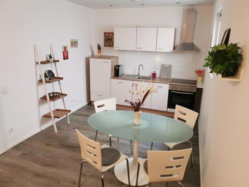 Gemütliche und helle Souterrainwohnung, 50 qm (Gemutliche und helle Souterrainwohnung, 50 qm) in Hohenlinden