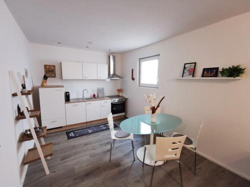 Gemütliche und helle Souterrainwohnung, 50 qm (Gemutliche und helle Souterrainwohnung, 50 qm) in Hohenlinden