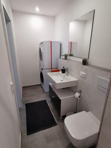 Gemütliche und helle Souterrainwohnung, 50 qm (Gemutliche und helle Souterrainwohnung, 50 qm) in Hohenlinden