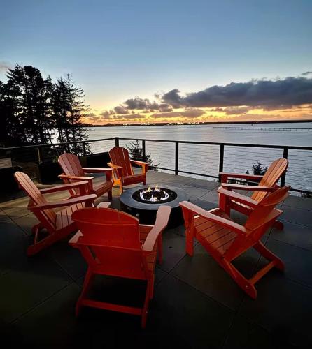 Impressive home with water view 2 large decks 2 living rooms & 2 master ensuites - 1 dog allowed! in Coos Bay (Oregon)