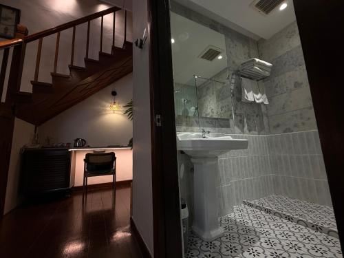 room detail thumbnail 2