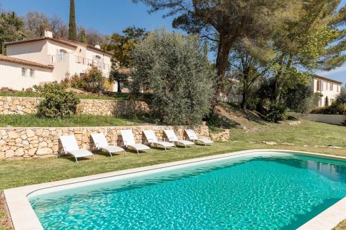 Superbe villa avec piscine proche de Cannes