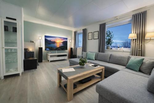 Northern Lights Apt Midtgaard, Kvaløya Tromsø Modern 2BR, Free Parking – khách sạn tại Kvaloysletta