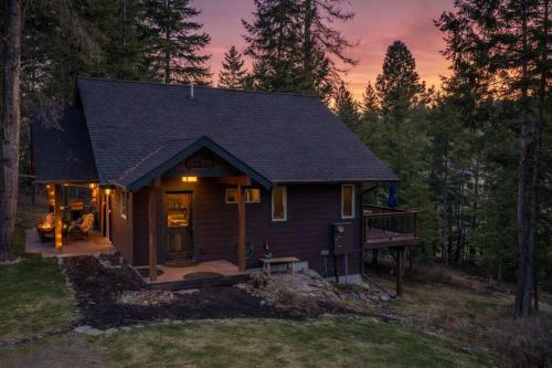 Chickadee Cabin - Boutique Stay close to Downtown - image 12