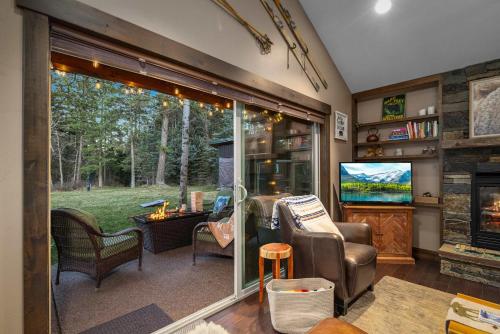 Chickadee Cabin - Boutique Stay close to Downtown - image 4