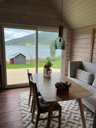 Koselig hytte ved sjøen og Lyngsalpene in Rotsund