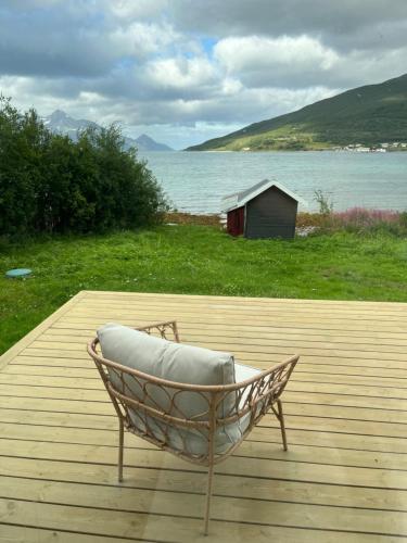 Koselig hytte ved sjøen og Lyngsalpene in Rotsund