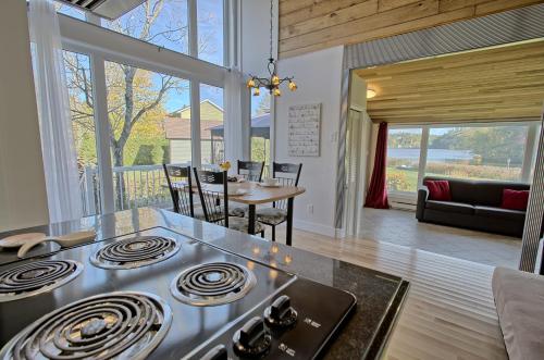 Chalet Luxe bord du lac-vue & escapade famille in Saint-Gabriel-de-Valcartier (QC)