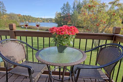 Chalet Luxe bord du lac-vue & escapade famille in Saint-Gabriel-de-Valcartier (QC)