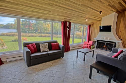 Chalet Luxe bord du lac-vue & escapade famille in Saint-Gabriel-de-Valcartier (QC)