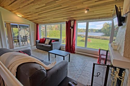 Chalet Luxe bord du lac-vue & escapade famille in Saint-Gabriel-de-Valcartier (QC)