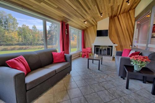 Chalet Luxe bord du lac-vue & escapade famille in Saint-Gabriel-de-Valcartier (QC)