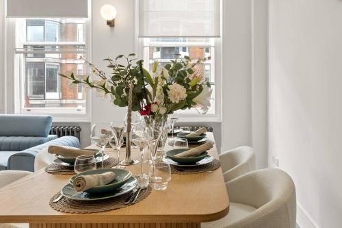 Piccadilly-Soho Gem in Buckhurst Hill