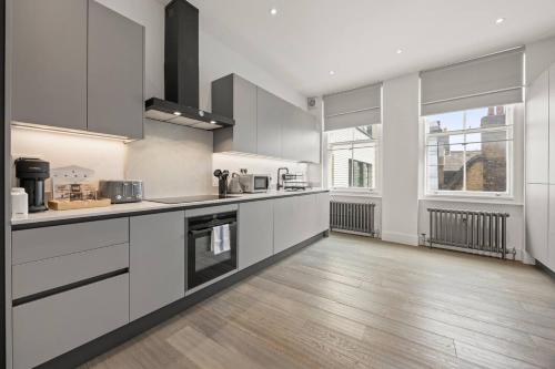 Piccadilly-Soho Gem in Buckhurst Hill