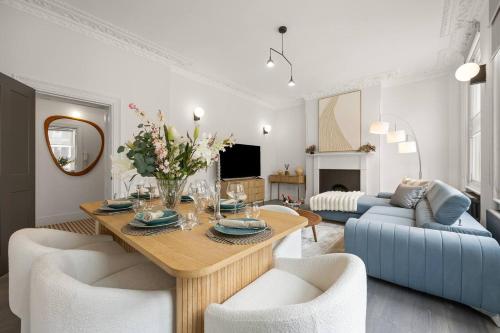 Piccadilly-Soho Gem in Buckhurst Hill