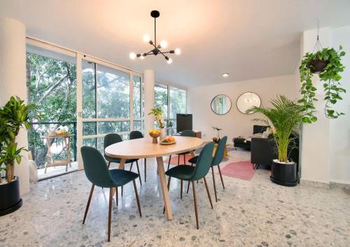 FAST WIFI, Beautiful PH steps away from Masaryk