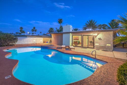 Mid Century Modern near STRIP w Pool King Suite – khách sạn tại Đông The Strip