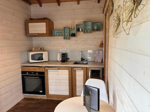 Kitchen, D'EMILION De SENS in Gardegan-et-Tourtirac