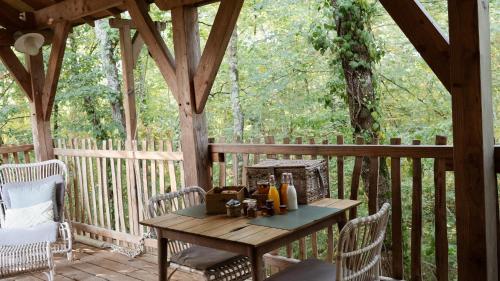 Food and beverages, D'EMILION De SENS in Gardegan-et-Tourtirac