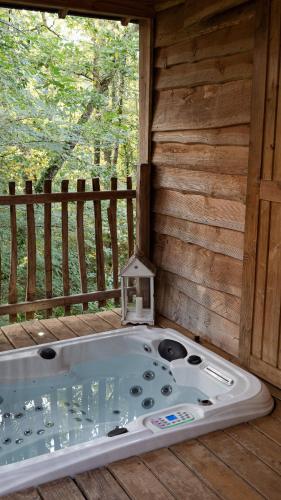 Hot tub, D'EMILION De SENS in Gardegan-et-Tourtirac
