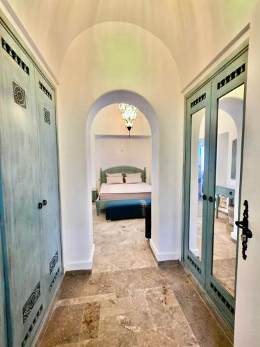 ViLLA DE MAITRE STYLE ARABE 4 SUITES PISCINE GRAND JARDIN in Ezzahra (Bin `Arus)