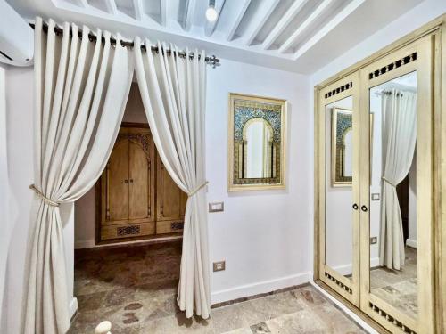 ViLLA DE MAITRE STYLE ARABE 4 SUITES PISCINE GRAND JARDIN in Ezzahra (Bin `Arus)