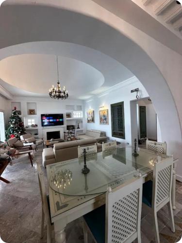 ViLLA DE MAITRE STYLE ARABE 4 SUITES PISCINE GRAND JARDIN in Ezzahra (Bin `Arus)