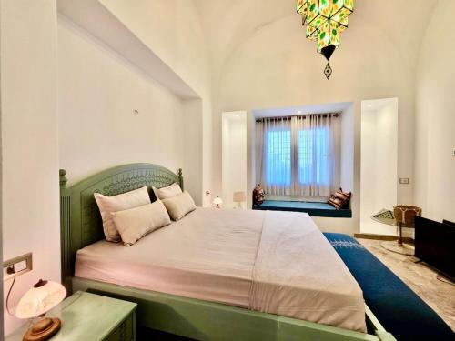 ViLLA DE MAITRE STYLE ARABE 4 SUITES PISCINE GRAND JARDIN in Ezzahra (Bin `Arus)