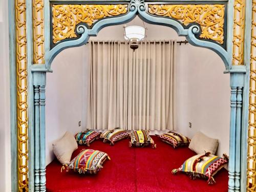 ViLLA DE MAITRE STYLE ARABE 4 SUITES PISCINE GRAND JARDIN in Ezzahra (Bin `Arus)