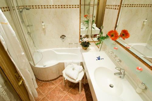 room detail thumbnail 2