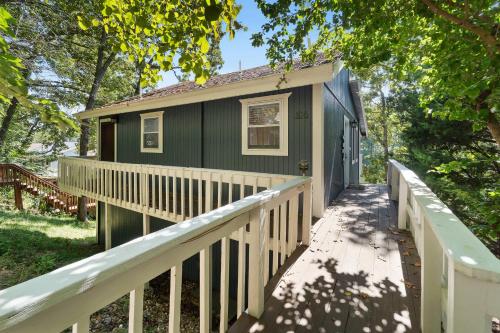 Racetrack Cove 3bed 2bth Lake Views Dock - main image
