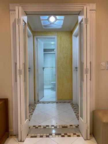 Apartamento Aconchegante praia das Asturias Guarujá-SP (Apartamento Asturias Guaruja com Estacionamento, Wi-Fi, Servico de Praia , Excelente localizacao, 5 ) in อัสตูเรียส