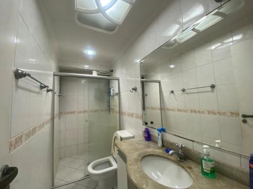 Apartamento Aconchegante praia das Asturias Guarujá-SP (Apartamento Asturias Guaruja com Estacionamento, Wi-Fi, Servico de Praia , Excelente localizacao, 5 ) in อัสตูเรียส