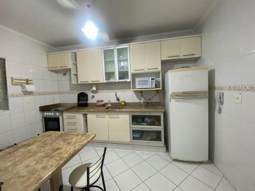 Apartamento Aconchegante praia das Asturias Guarujá-SP (Apartamento Asturias Guaruja com Estacionamento, Wi-Fi, Servico de Praia , Excelente localizacao, 5 ) in อัสตูเรียส