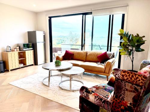 Luxury Hillside Escape with Scenic Views & Cozy Stay in Eltham