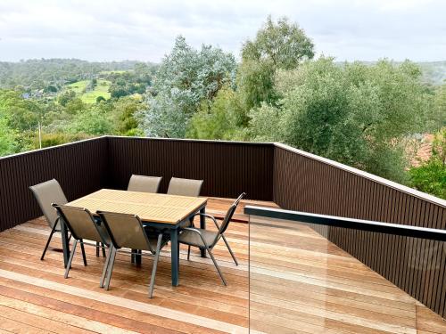Luxury Hillside Escape with Scenic Views & Cozy Stay in Eltham