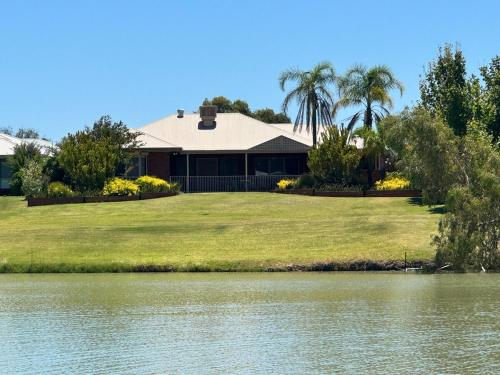 Private Lagoon Retreat in 瑞馬克