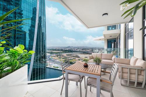 parveke/terassi, Moon Stays - Premium Canal Retreat - 2BR Missoni in Jumeirah