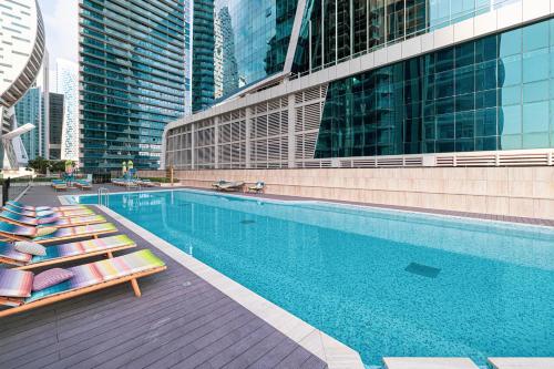 Uima-allas, Moon Stays - Premium Canal Retreat - 2BR Missoni in Jumeirah