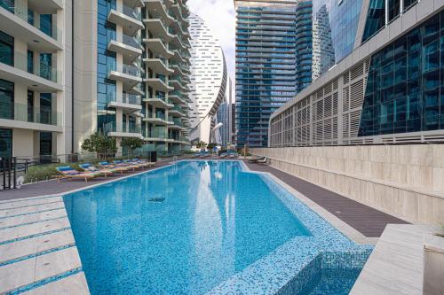 Uima-allas, Moon Stays - Premium Canal Retreat - 2BR Missoni in Jumeirah