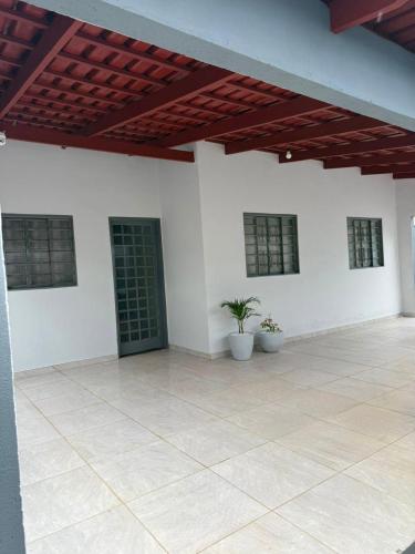 . Casa bem localizada, frente à praça em bairro bom