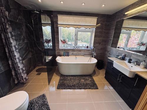 Cosy Double Room With A Separate Shower Room, Or Upgrade To A Deluxe Double Room With En-suite Facil - Bromley