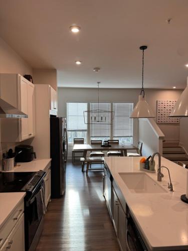 Kitchen, FIFA 2026 HUB - Direct Walking Path to ATL Stadium in Blandtown