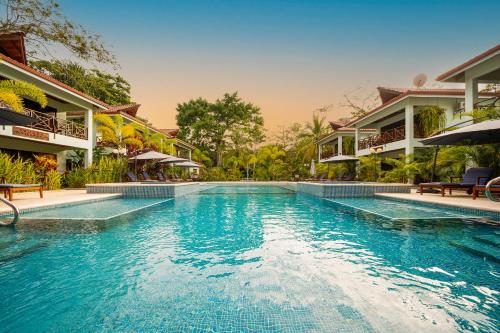 Swimming pool, Bungalows Beachfront Hotel in Puerto Viejo de Talamanca